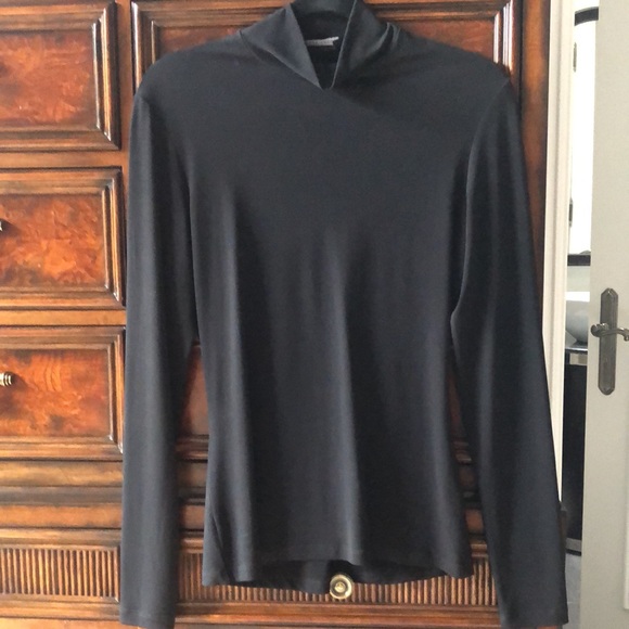 Black long sleeve top with ruffled back for something different. - Picture 4 of 4